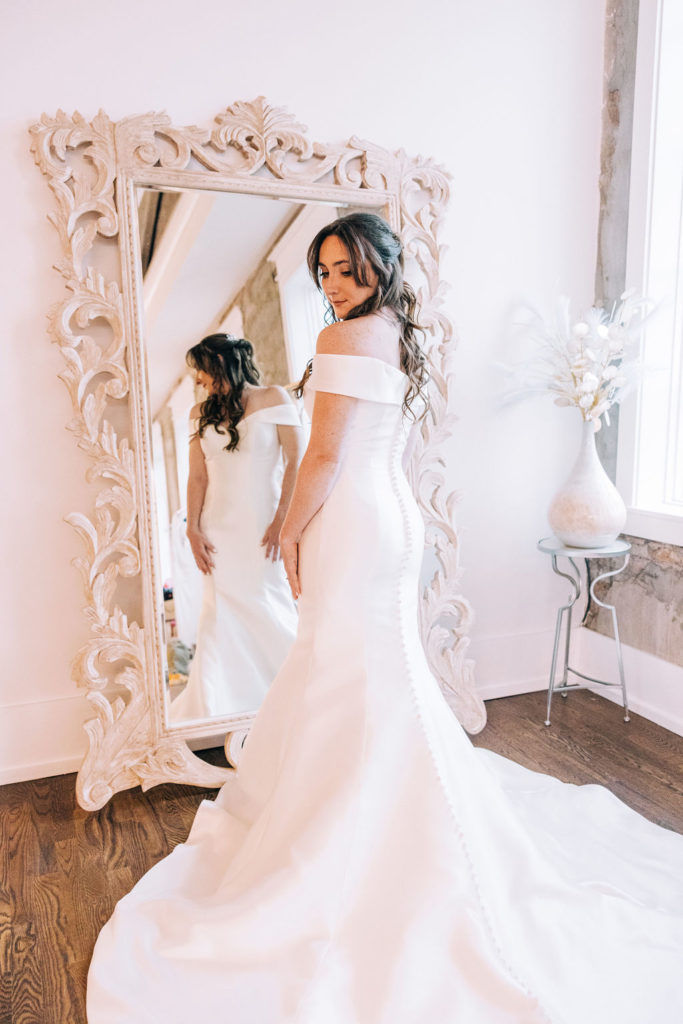 5-Eleven Palafox Bridal Suite - Bride posing in front of the mirror